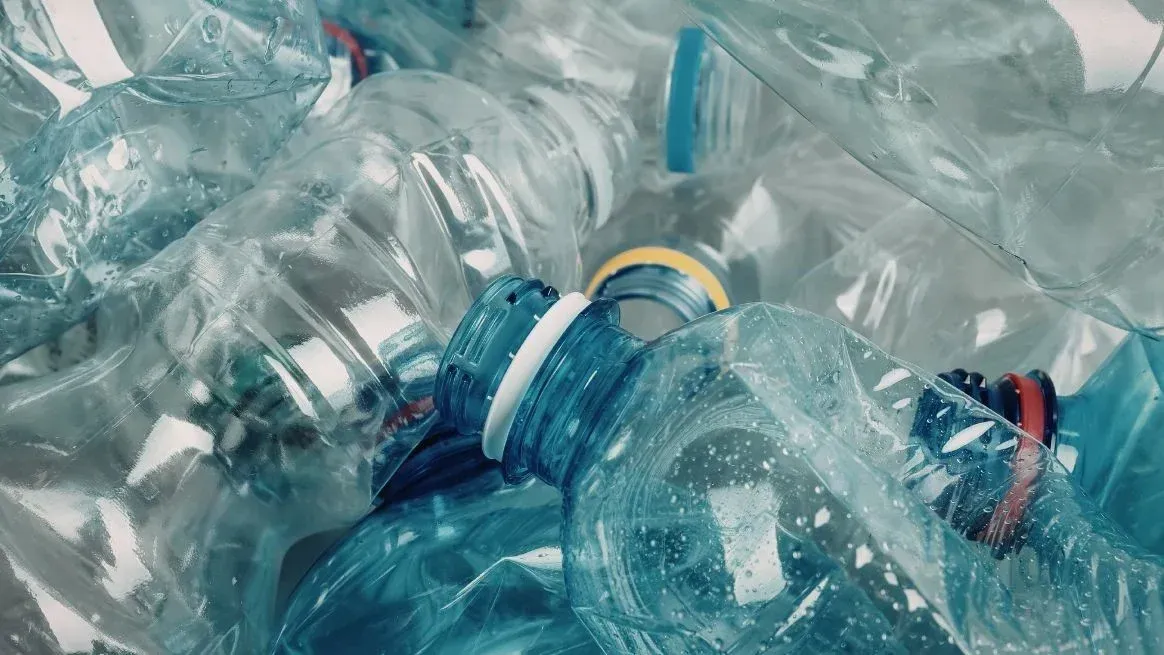 Científicos logran transformar botellas de plástico en un fármaco contra el Parkinson