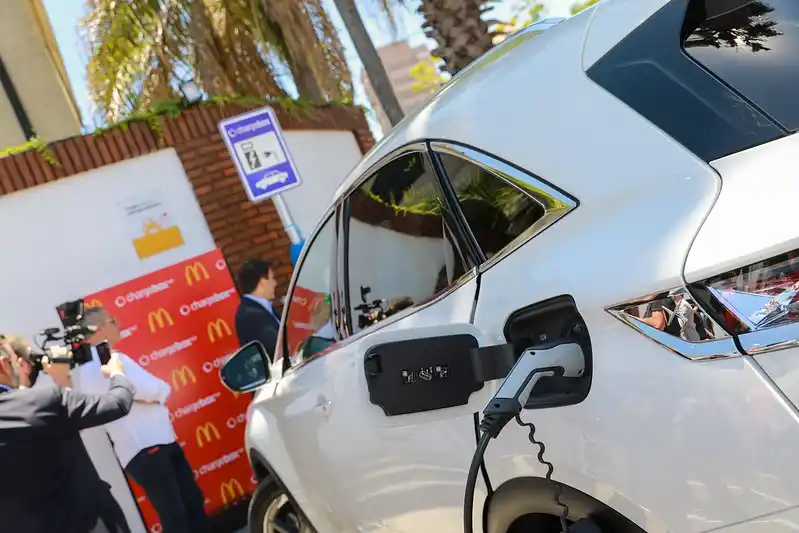 San Isidro tiene su primera estación de carga para automóviles eléctricos