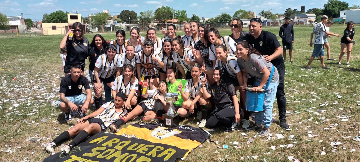 El plantel de Deportivo Gurises posa con la Copa de Plata en el campo de juego del Estadio "Edgardo Páez".