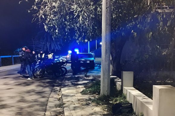 Accidente en el Nuevo Boulevard: joven de 24 años en grave estado tras chocar contra un poste de luz