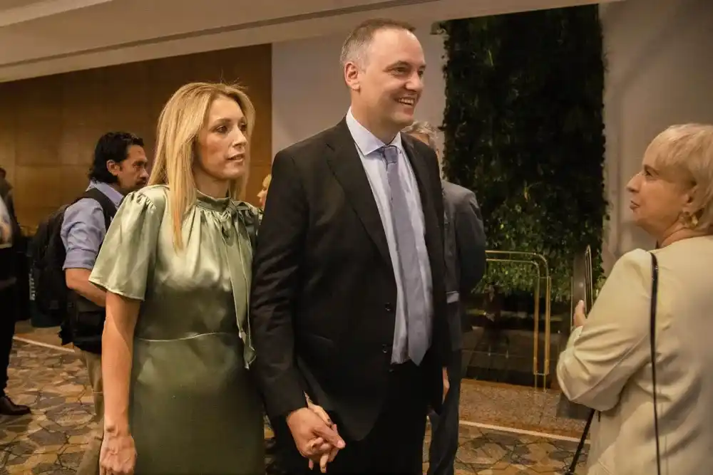 Manuel Adorni, junto a su esposa