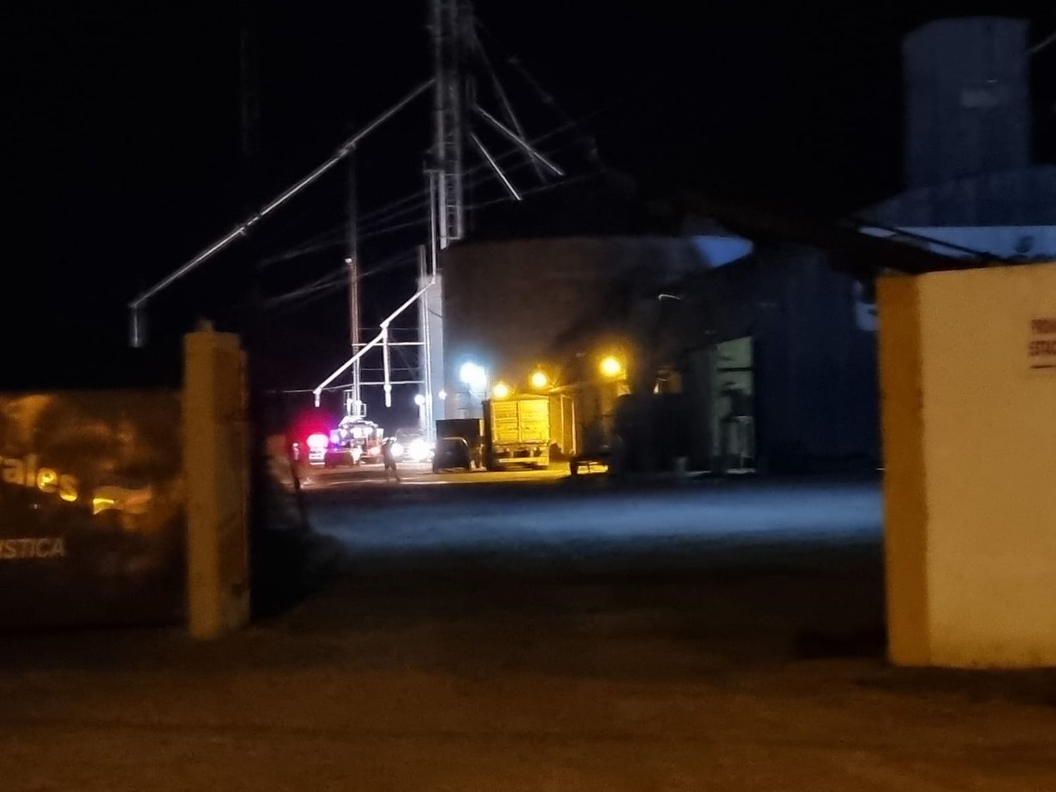 Accidente en la planta de Ramón Rosa: continúan las tareas para vaciar el silo en el que falleció un operario