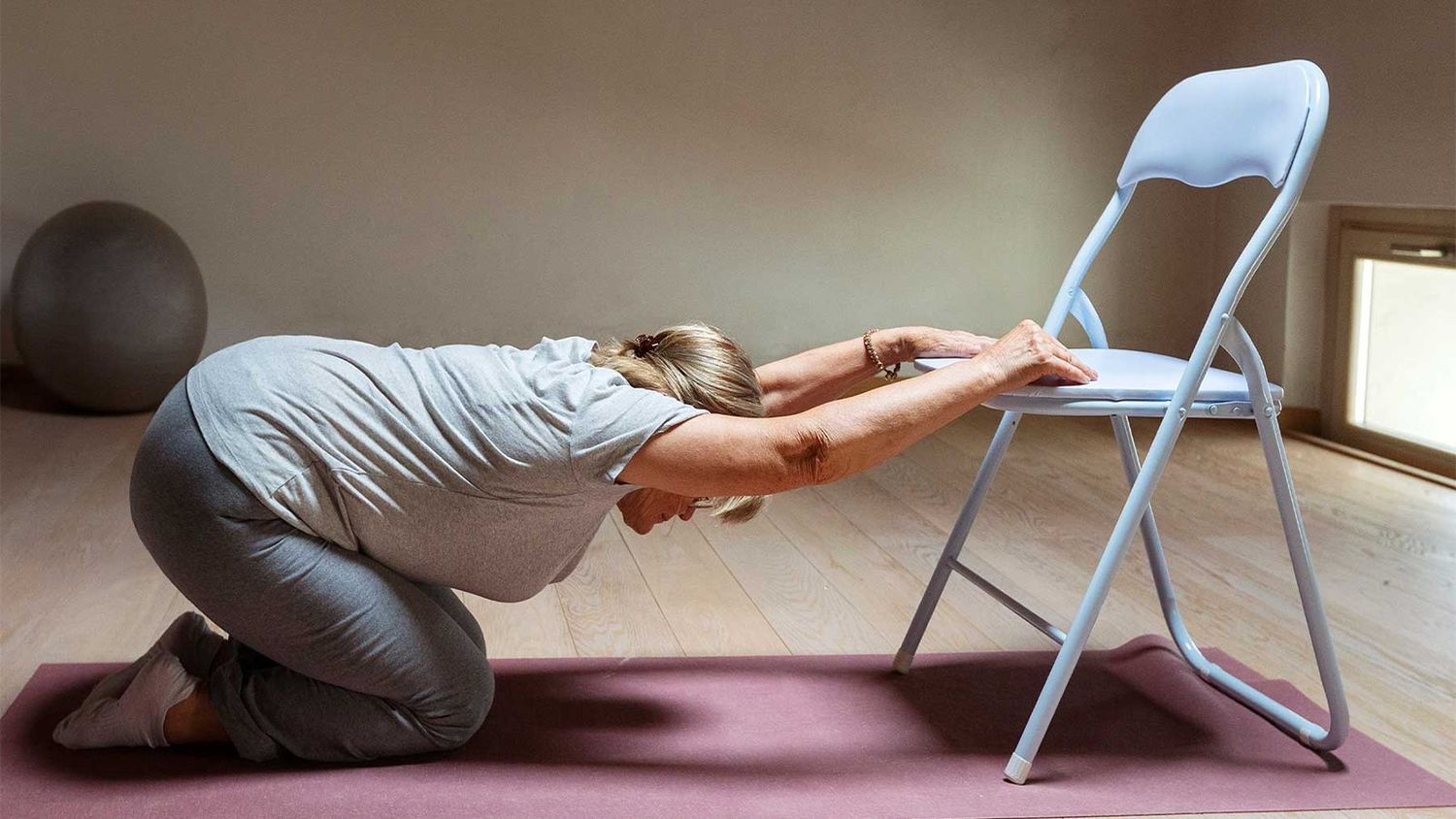 Yoga en silla: una práctica accesible que gana espacio en los hogares