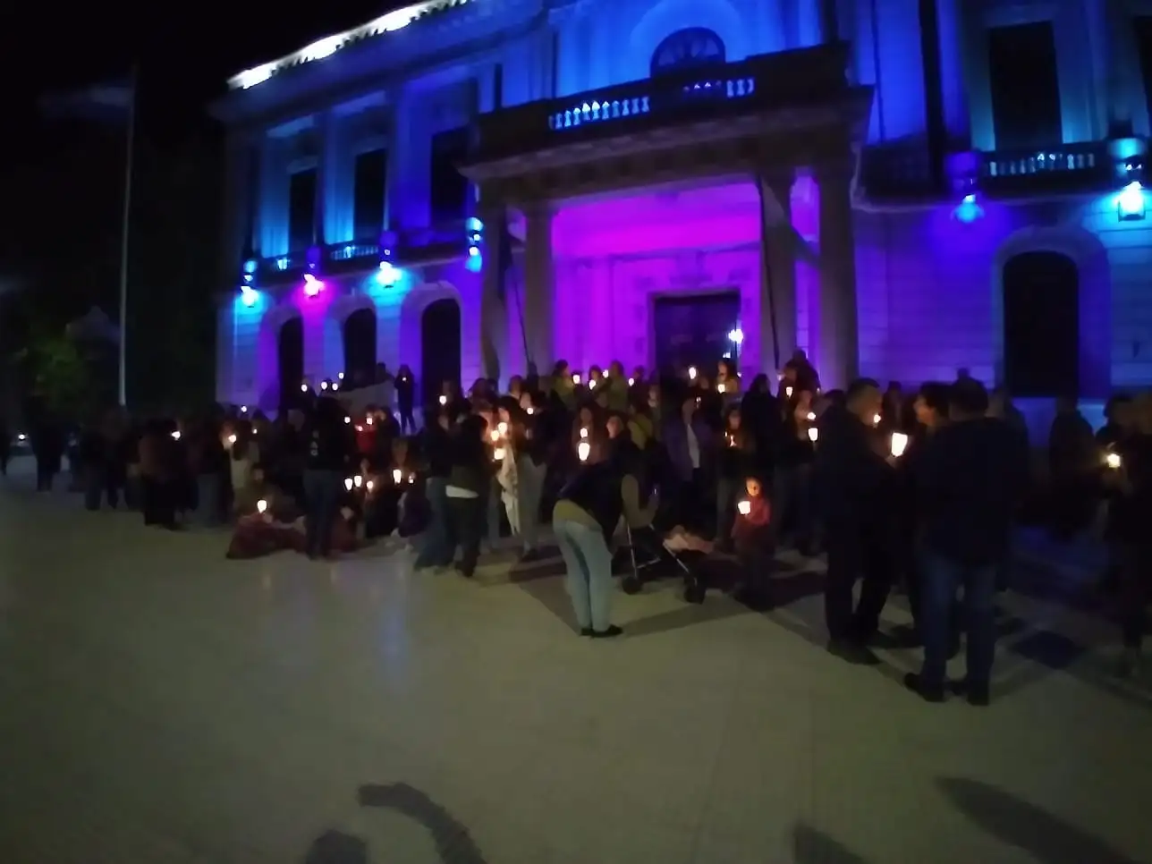 “Ole ole, ole ola, ¿Tandil Soñado?, no mientas más, precarizados no vamos a trabajar”, cantaron los manifestantes.