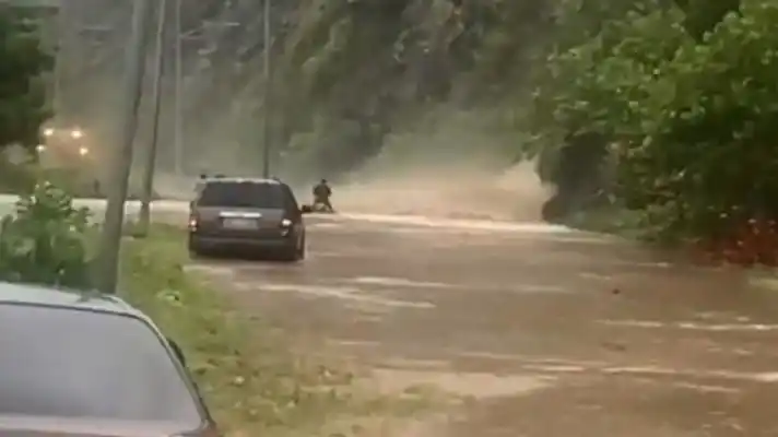 CON EL PADRE NUESTRO EN LA BOCA están en La Guaira por las fuertes lluvias que colapsa la vía a Tanaguarena