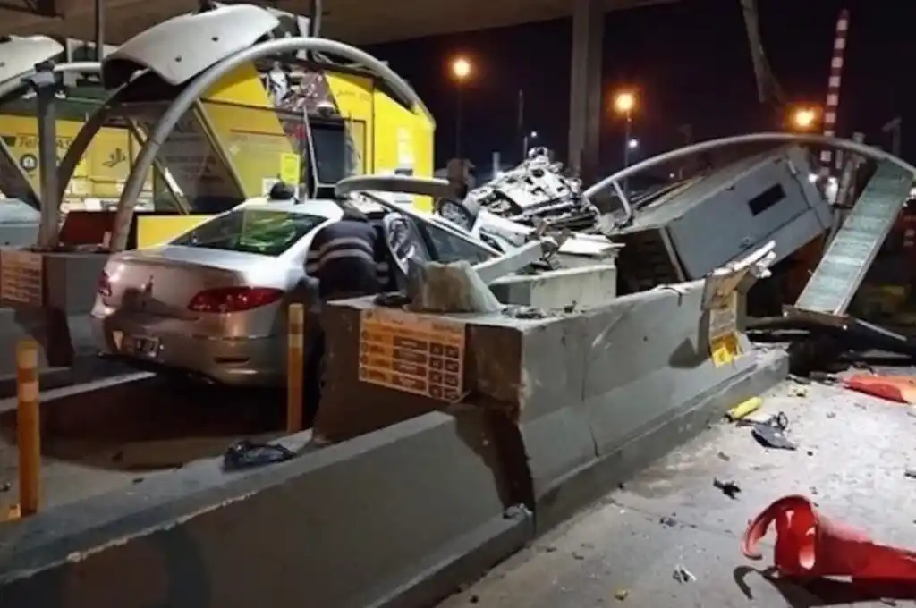 Un hombre murió tras chocar contra una cabina de peaje