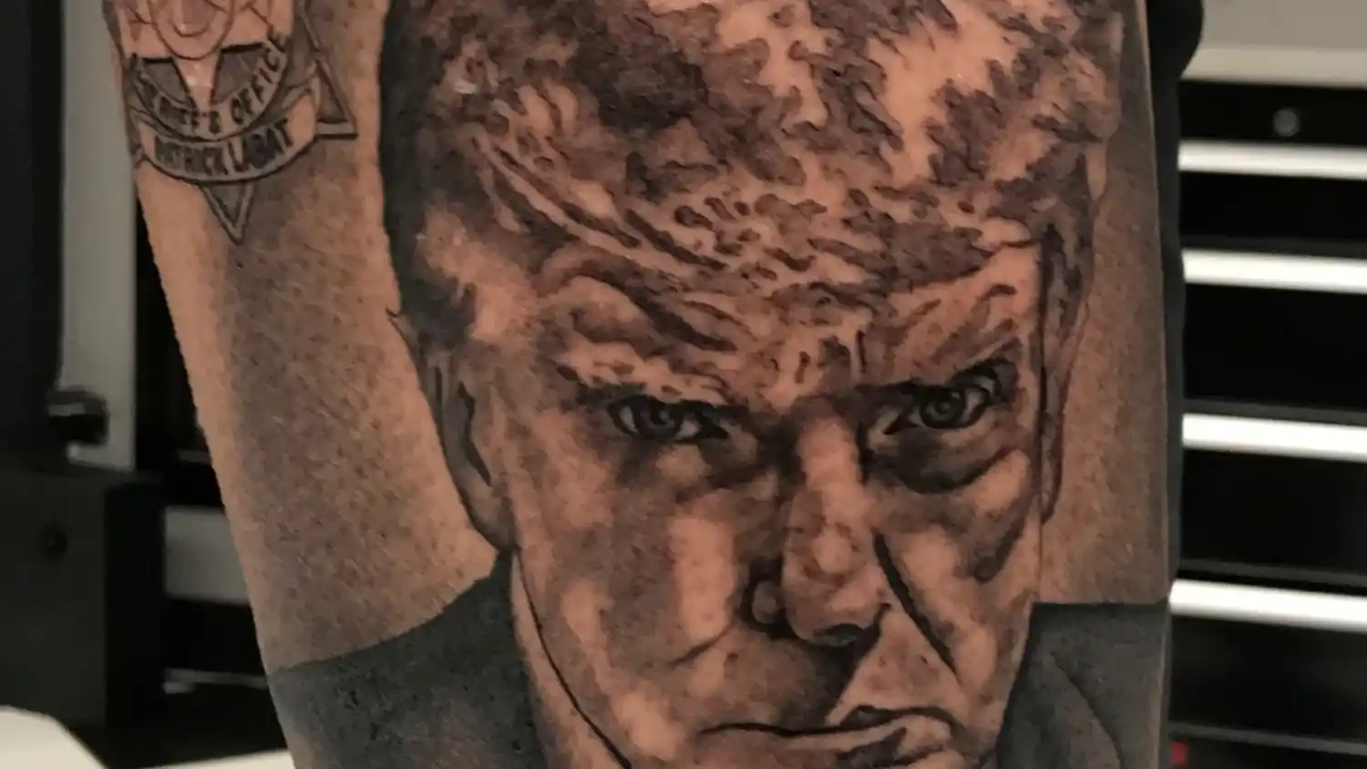 Donald Trump y una nueva polémica: ¿con qué tatuajes no se puede ingresar a Estados Unidos?