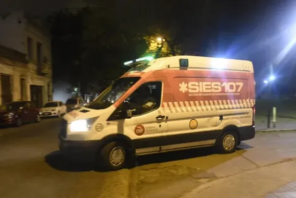 Intentaba subir a la ruta y un auto la embistió de lleno