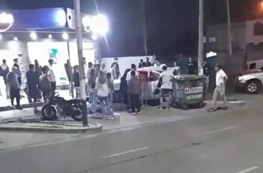 Una joven quedó atrapada en un auto tras múltiple accidente en Caisamar