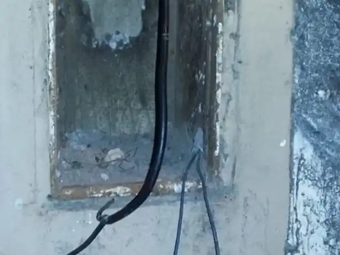 Sustrajeron medidor de luz de una vivienda en construcción en calle de Arenaza