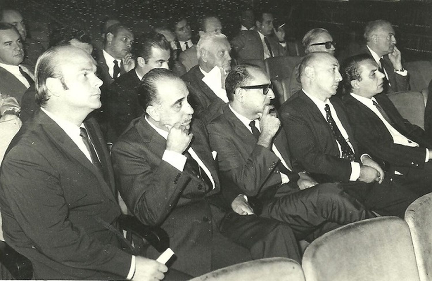 1970, en el Instituto Magnasco. Rodríguez Otero es el segundo de derecha a izquierda; en una conferencia sobre medicina 