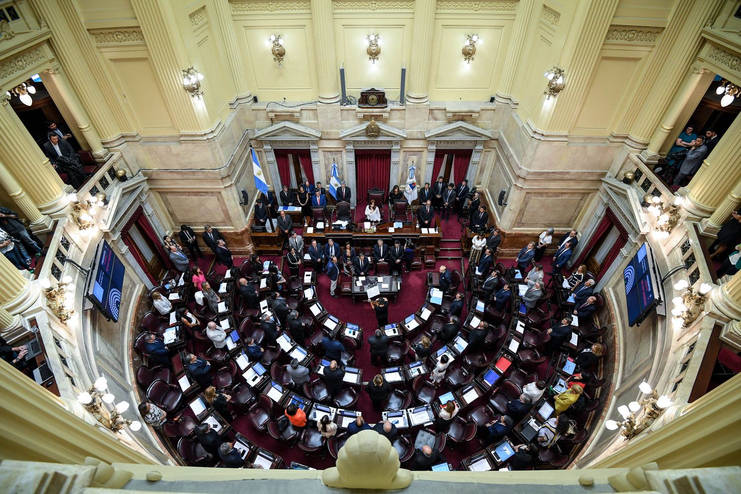 Por segunda vez en el año, los senadores dieron marcha atrás con un aumento de dietas.