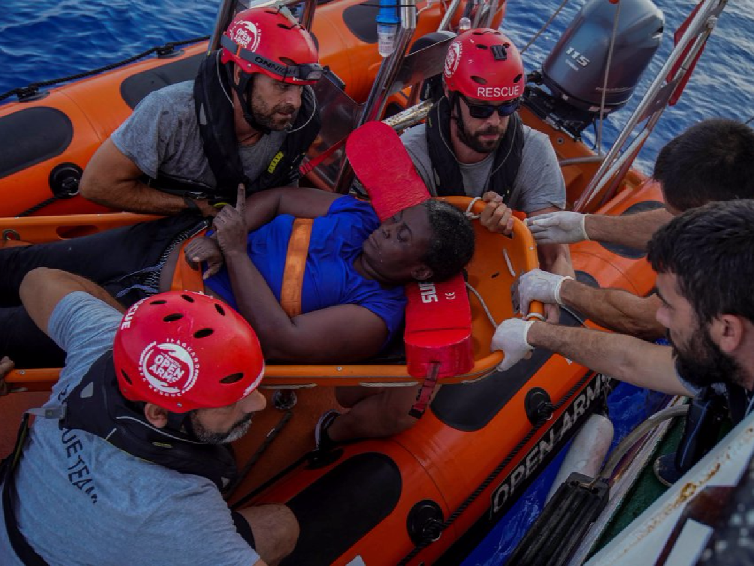 Sacan del mar a una náufraga aferrada a dos muertos