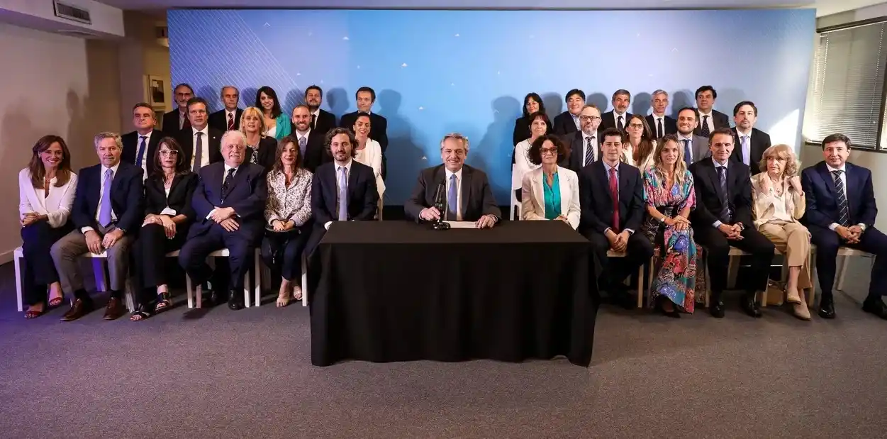 Fernández presentó a su Gabinete y aseguró que "refleja la unidad del Frente de Todos"