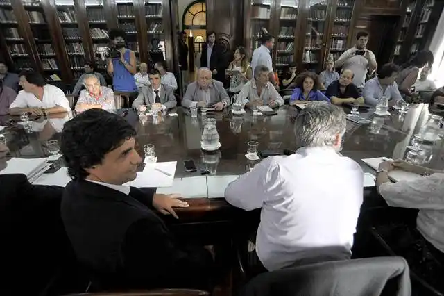 Vidal reabre paritarias para discutir aumento para el último trimestre del año