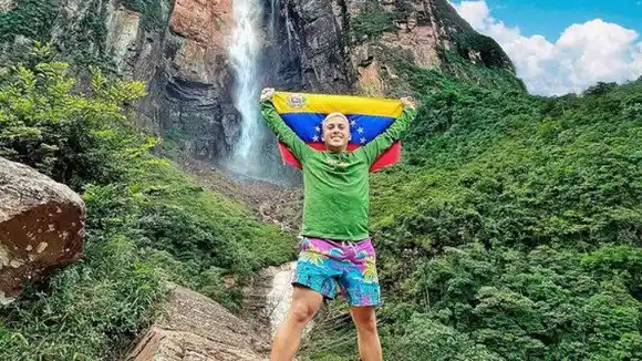 En medio de una tángana, Alex Tienda reúne más de 100 mil dólares por los niños de Petare