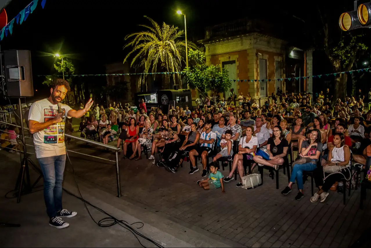 "Humor frente al río" vuelve a Sala Mayo con entrada libre y gratarola