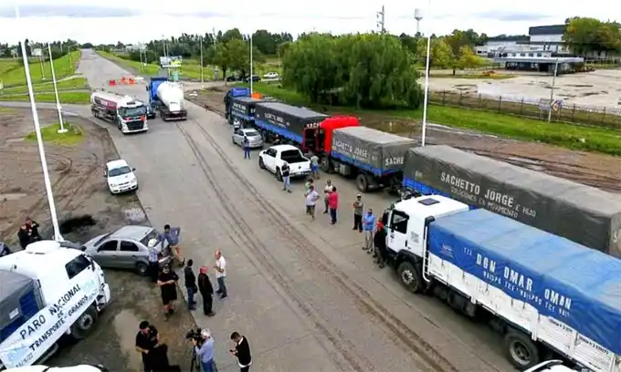 Paro de transportistas en la Provincia: En Junín aprovechan la falta de gasoil para protestar por un conflicto gremial