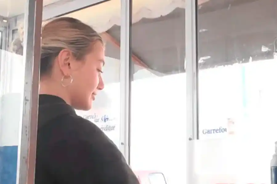 Una de las jóvenes que encontró el maletín