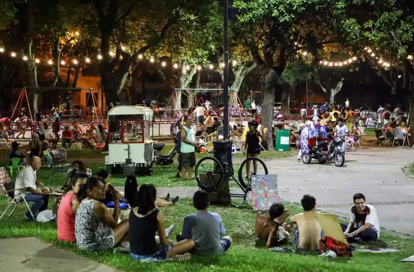 El picnic nocturno empieza a recorrer los barrios: este jueves llega a la plaza Saavedra