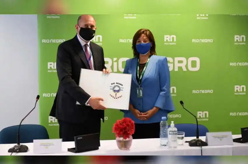 Perotti viajó a Bariloche para firmar un convenio de tecnología y capacitación policial