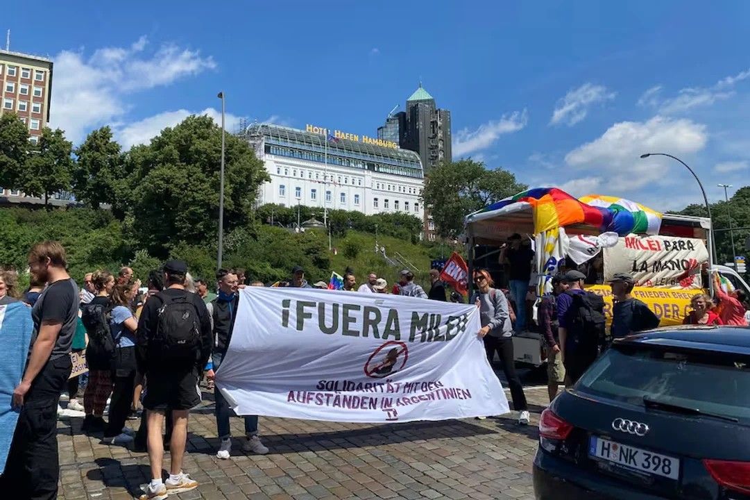 “¡Nain fur Milei in Hamburg, no a Milei en Hamburgo, no a Milei en Alemania! ¡No los queremos!”, gritaban los manifestantes.