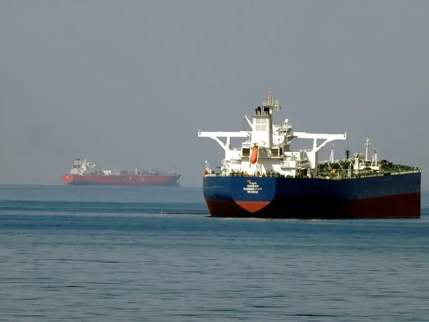 El petróleo llega a los 100 dólares tras el bloqueo de Irán en el estrecho de Ormuz. Crédito: Xinhua.