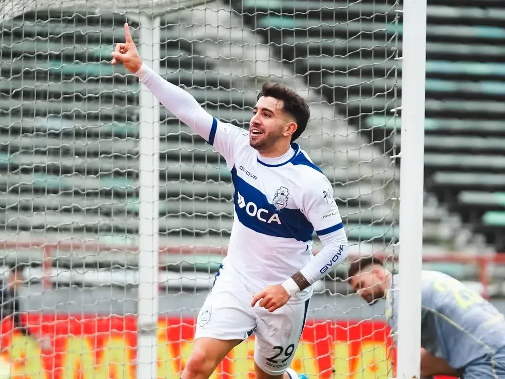 Agustín Auzmendi festeja su gol, el primero del partido