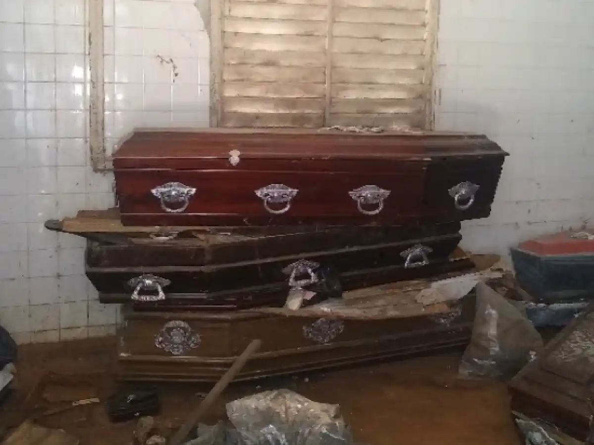 Cementerio San Jerónimo: denuncian acumulación de ataúdes y cadáveres