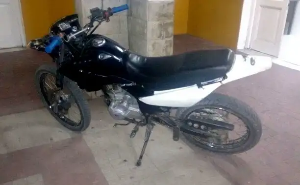 Menor chocó a una mujer en bicicleta, huyó y dejó su moto tirada 