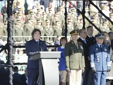 El mandatario respaldó a las Fuerzas Armadas durante el acto en conmemoración por el Día de la Bandera.