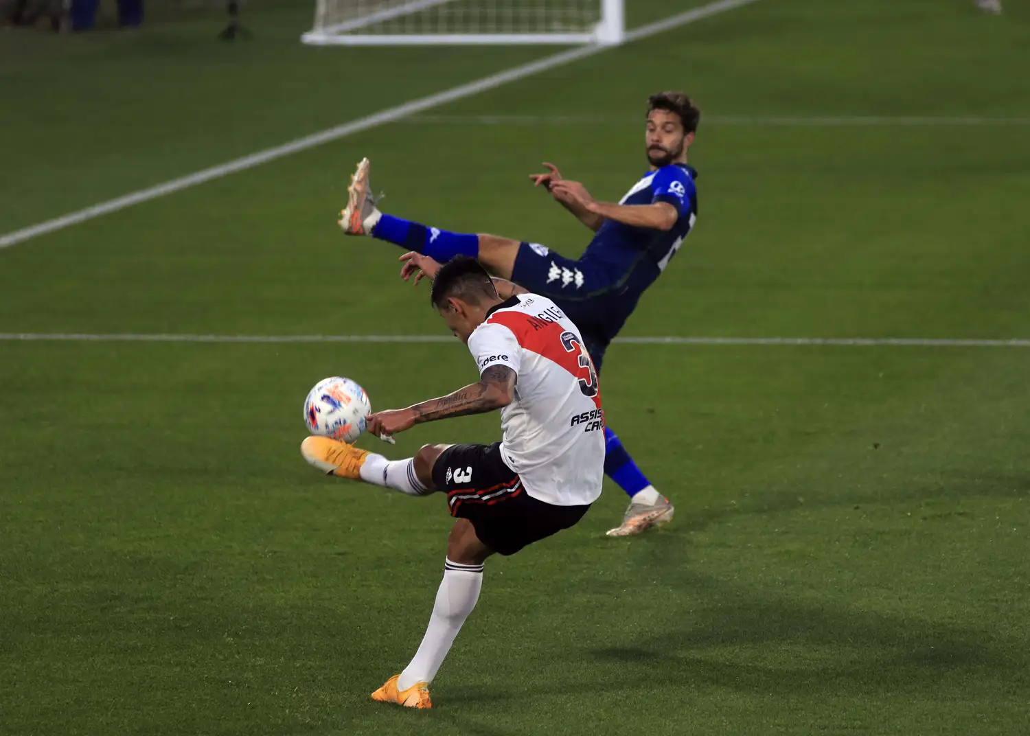 Angileri fue titular ante Vélez.
