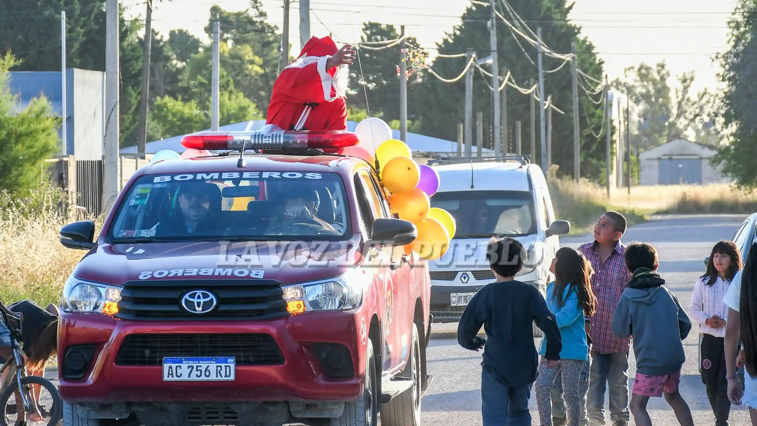 El entusiasmo de los pequeños por la llegada de Papá Noel, ayer por la tarde en las calles del barrio Ruta 3 Sur. Luego en El Parquecito, se registró una gran convocatoria