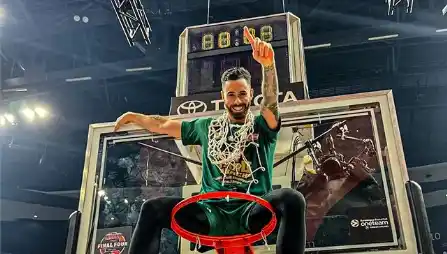 El marplatense Luca Vildoza celebrando el titulo en la EuroLiga con Panathinaikos.