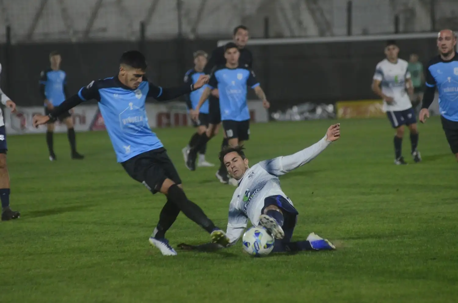 FOTO EMMANUEL BRIANE-LA NUEVA Gogna busca imponerse abajo.