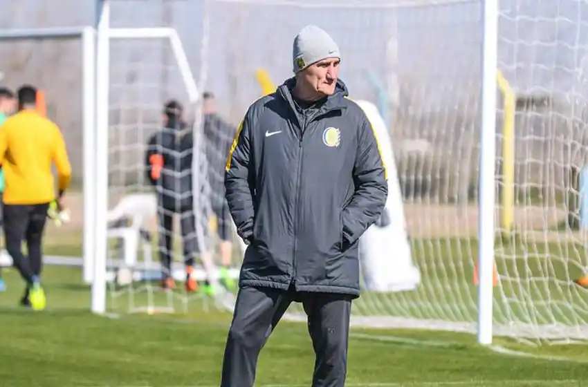 El Patón tiene complicaciones para armar el 11