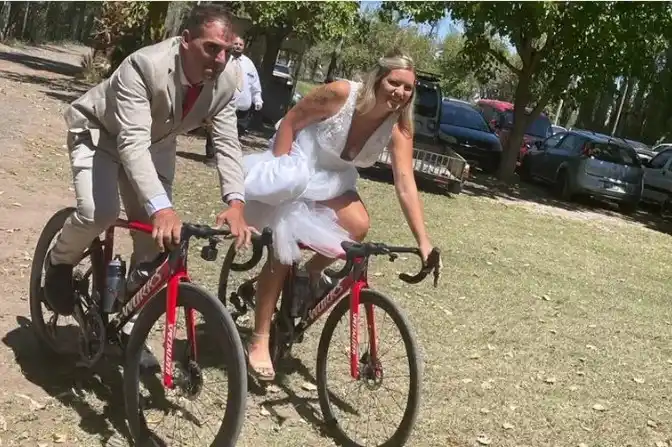 San Juan: son ciclistas y se casaron sobre ruedas