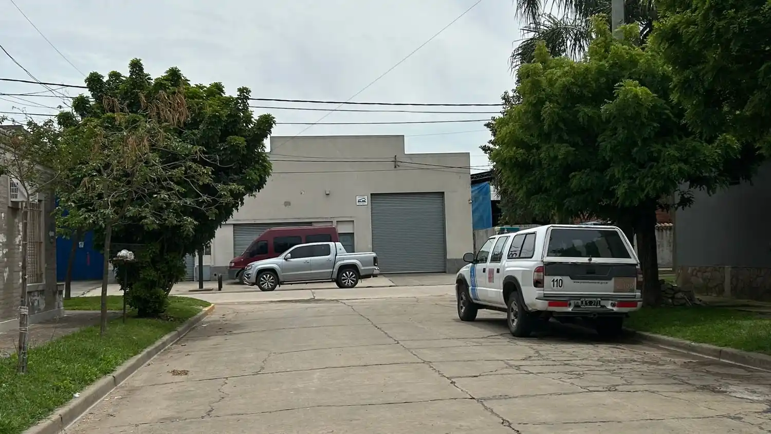 El móvil de Prefectura, estacionado sobre Laprida, listo para intervenir en el caso.