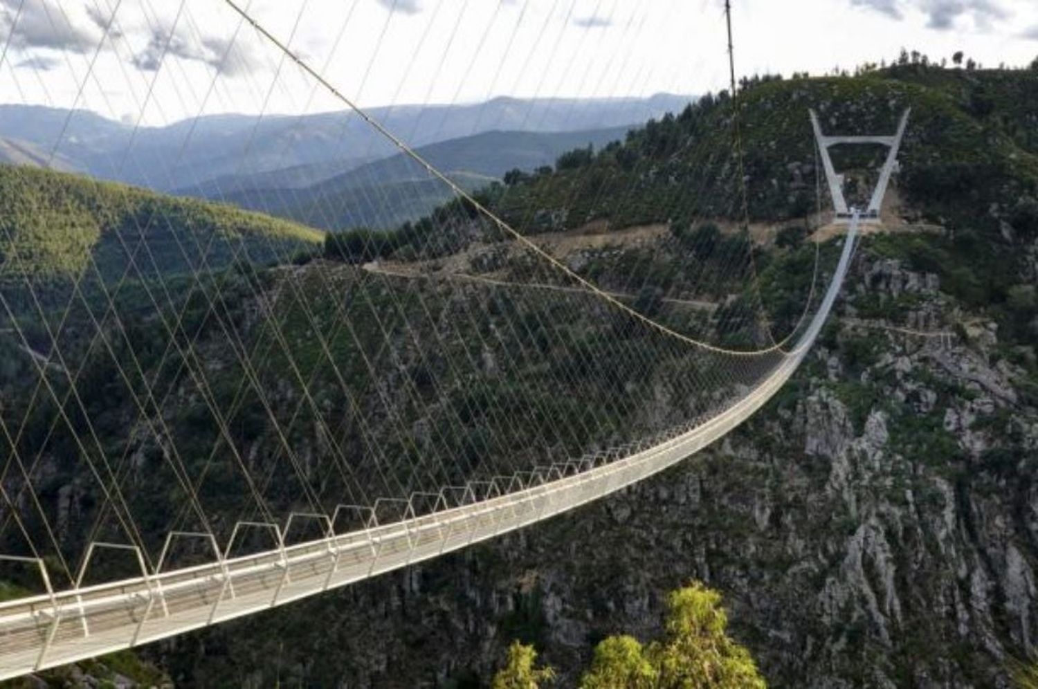 Inauguran en Portugal el puente peatonal suspendido más largo del mundo