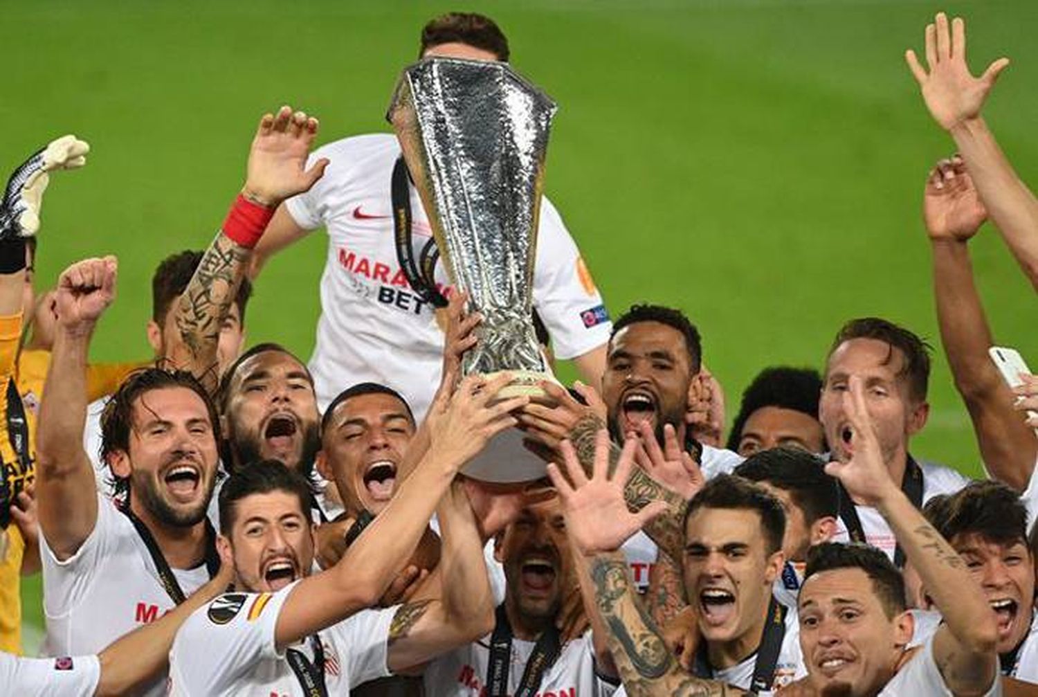 Sevilla dio vuelta un juego a puro gol ante el Inter y es campeón en Alemania