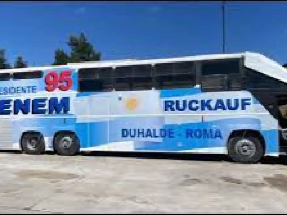 Subastan el "Menemóvil": la casa rodante con la que Carlos Menem hizo campaña para su reelección en 1995