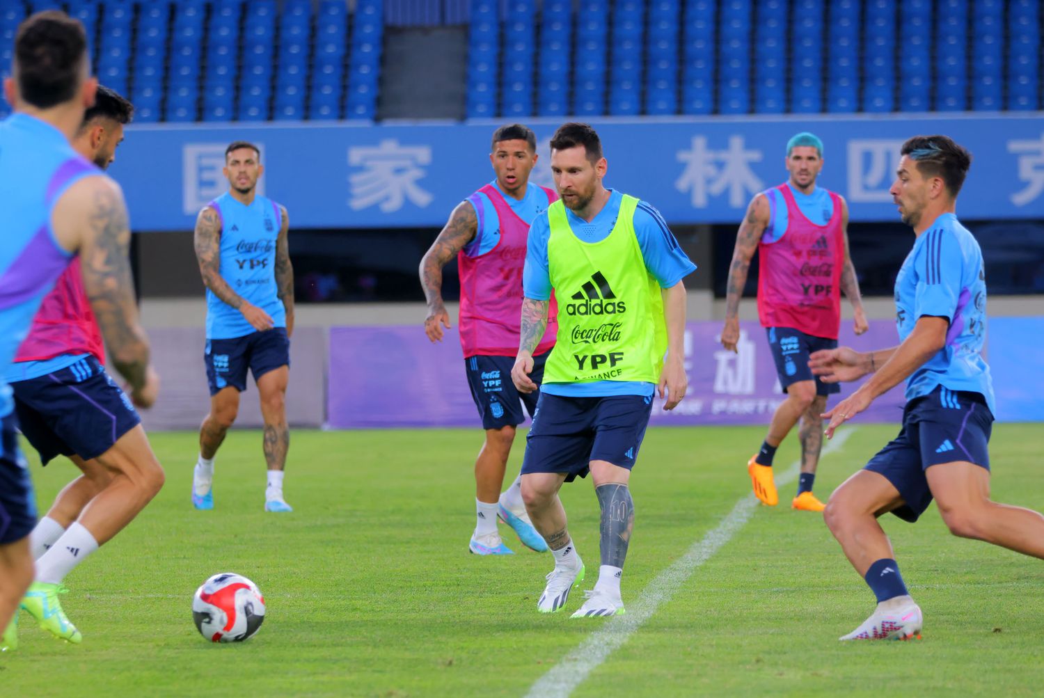 Messi se movió junto a sus compañeros ayer, en Beijing.