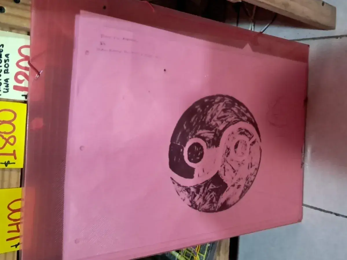 Se olvidaron esta carpeta en la fiambrería de Sarmiento y Obligado