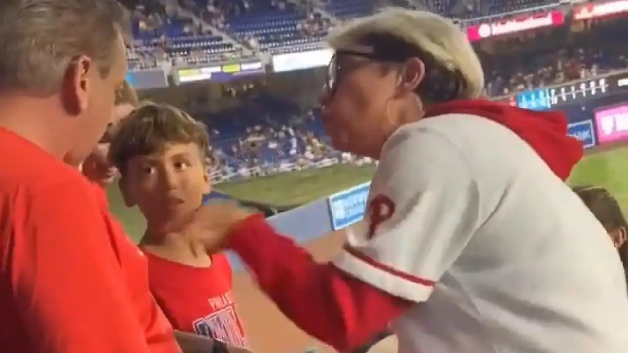 El momento en que la mujer increpa al padre.