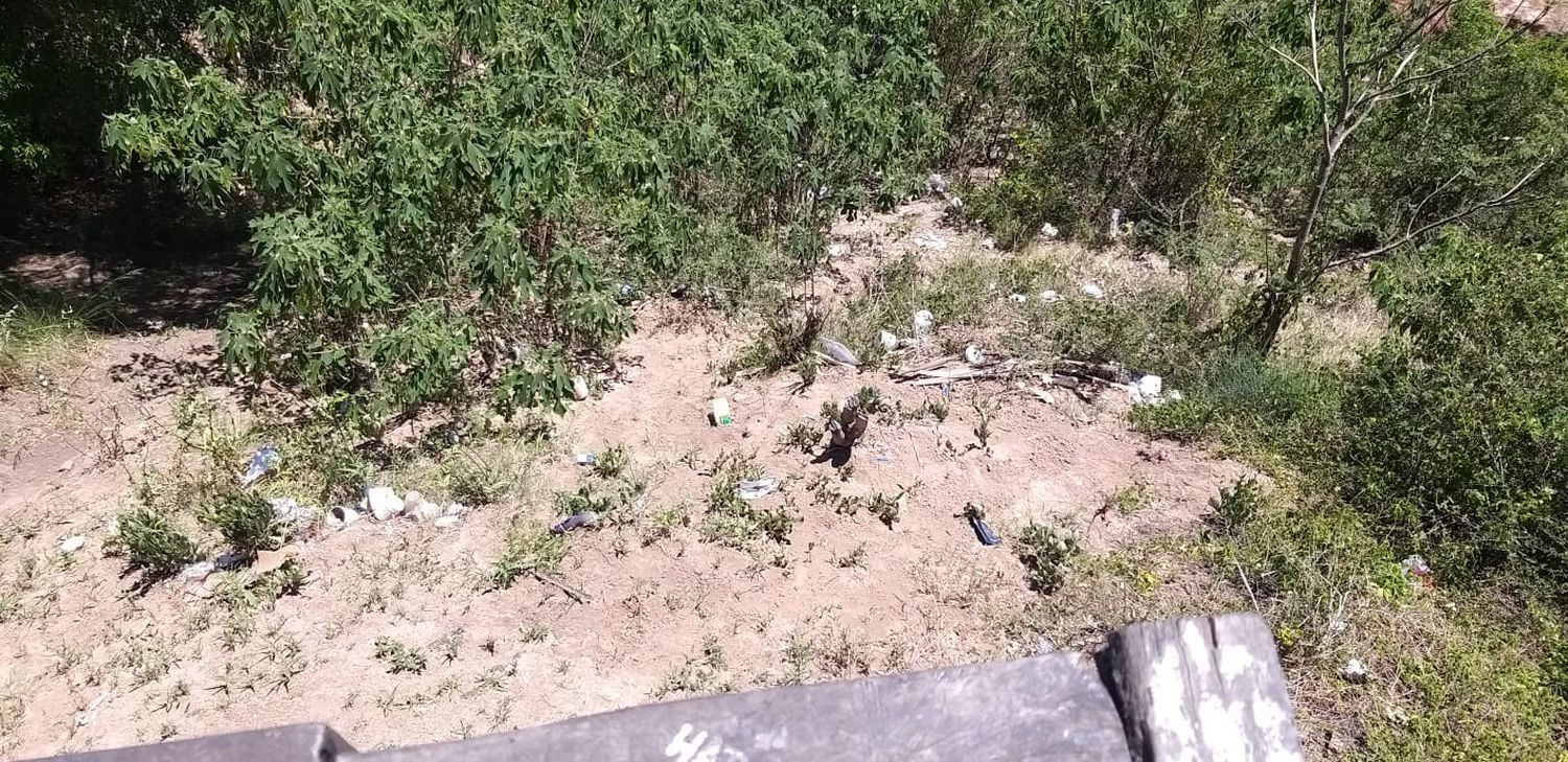 Reclamo por basura en un mirador del boulevard
