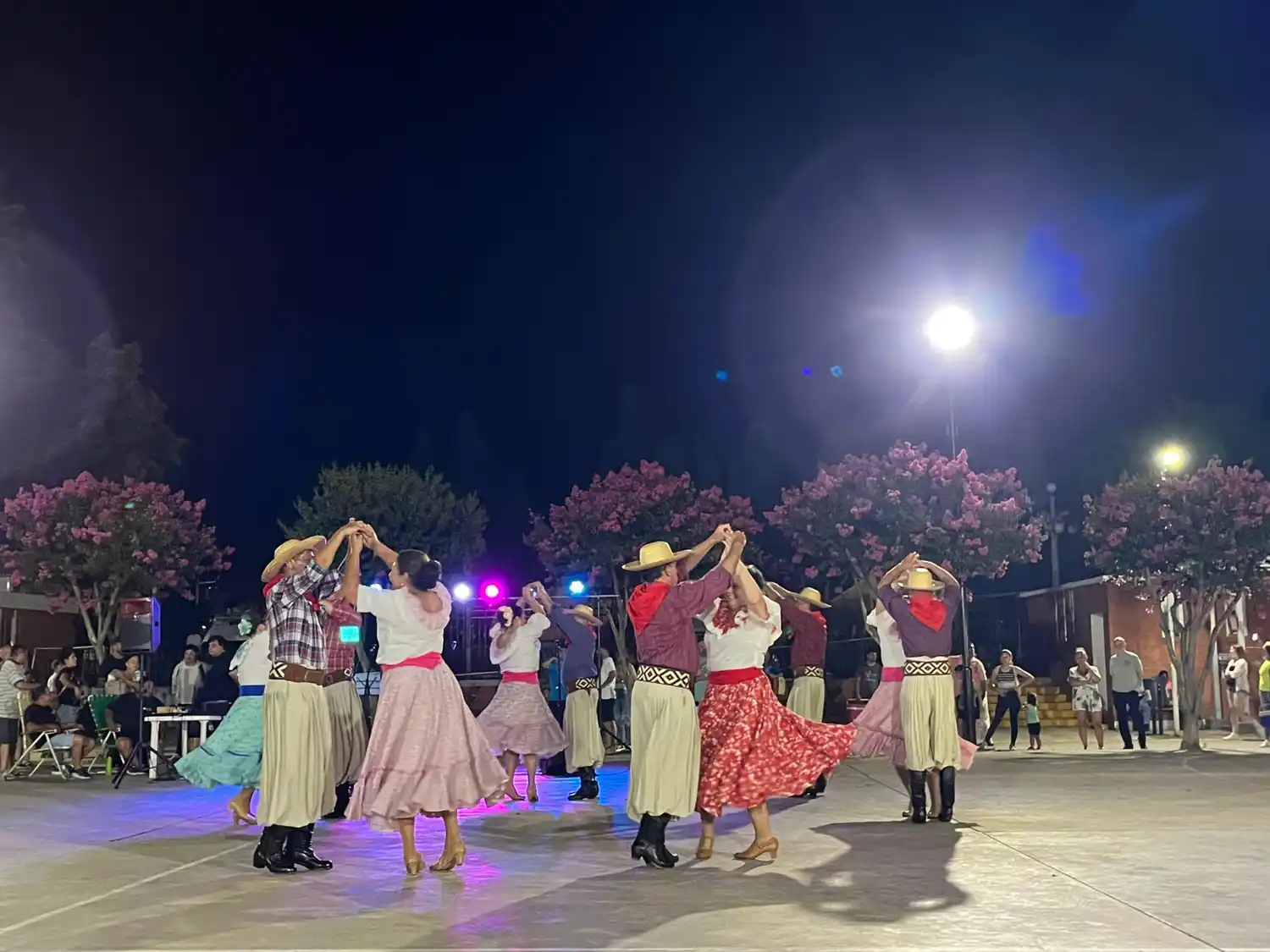 Baila en el patio de comida