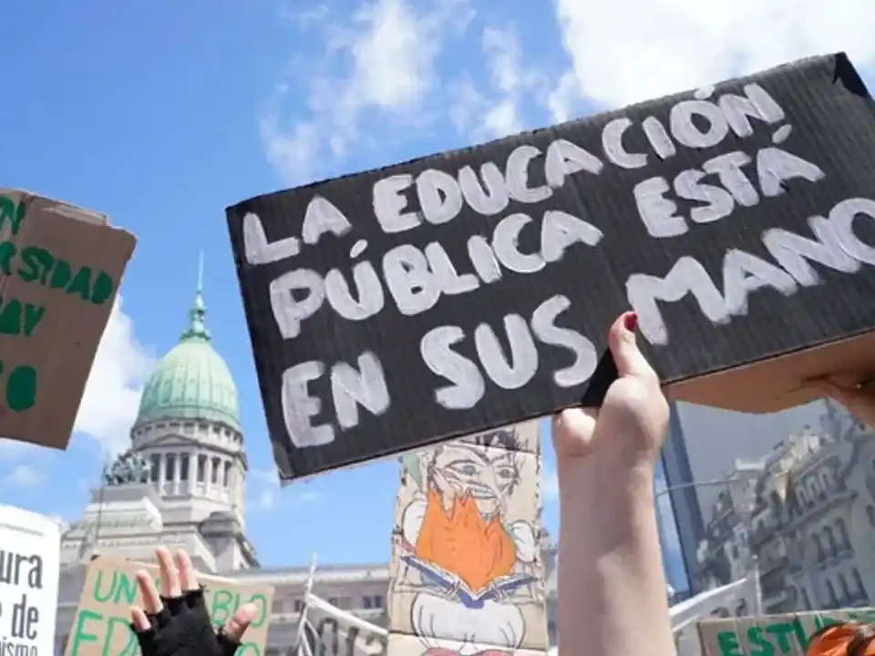 Milei veta la Ley de Financiamiento Universitario y agrava el conflicto con el sector educativo