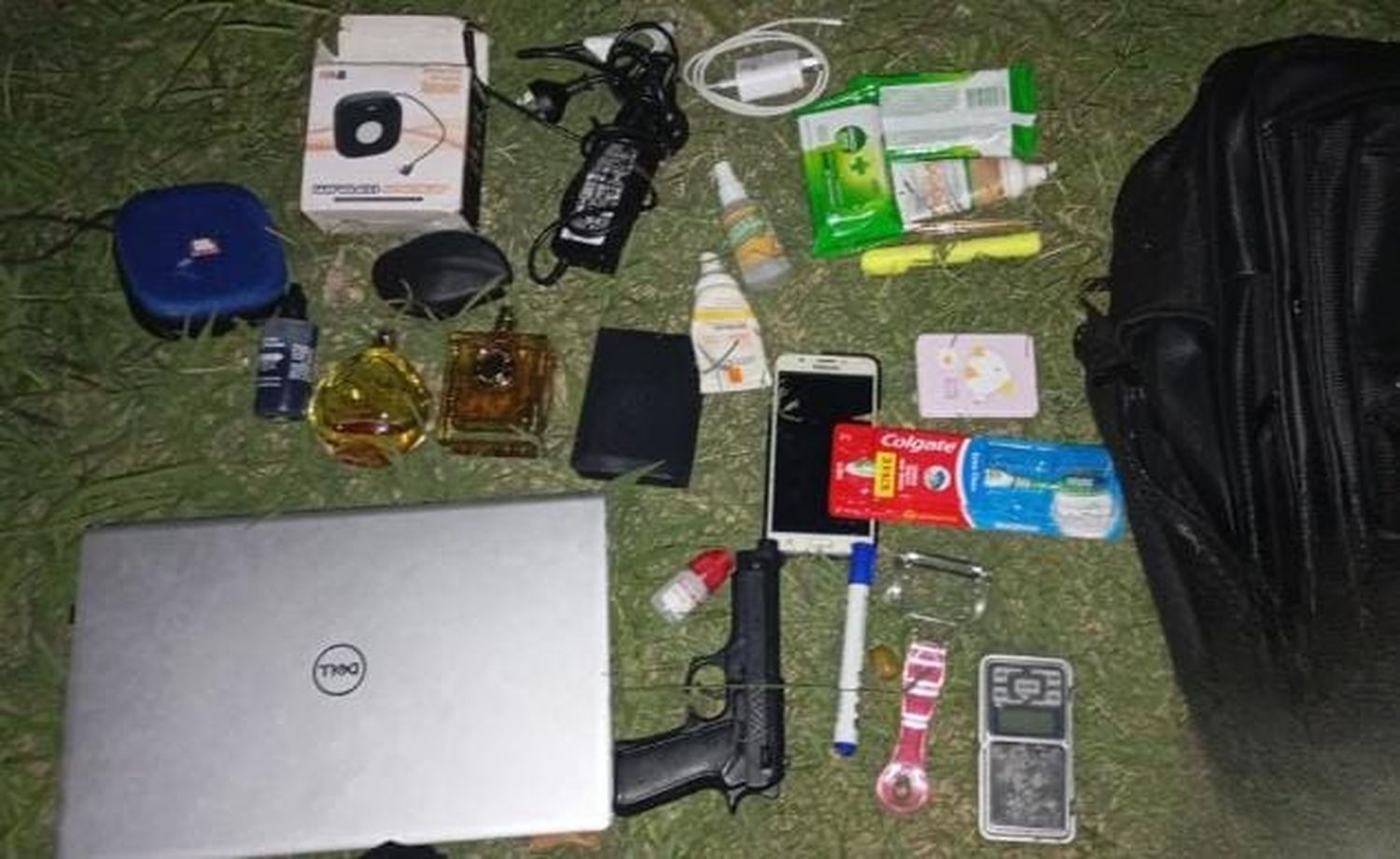 Aprehendieron a dos hombres y secuestraron armas blancas, una réplica de arma de fuego y objetos robados