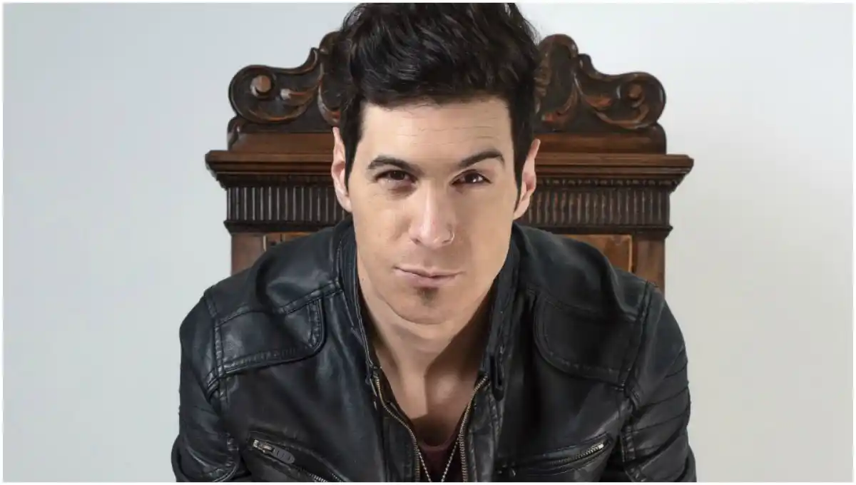 Mateo Iturbide presenta en vivo "Estoy por enojarme"