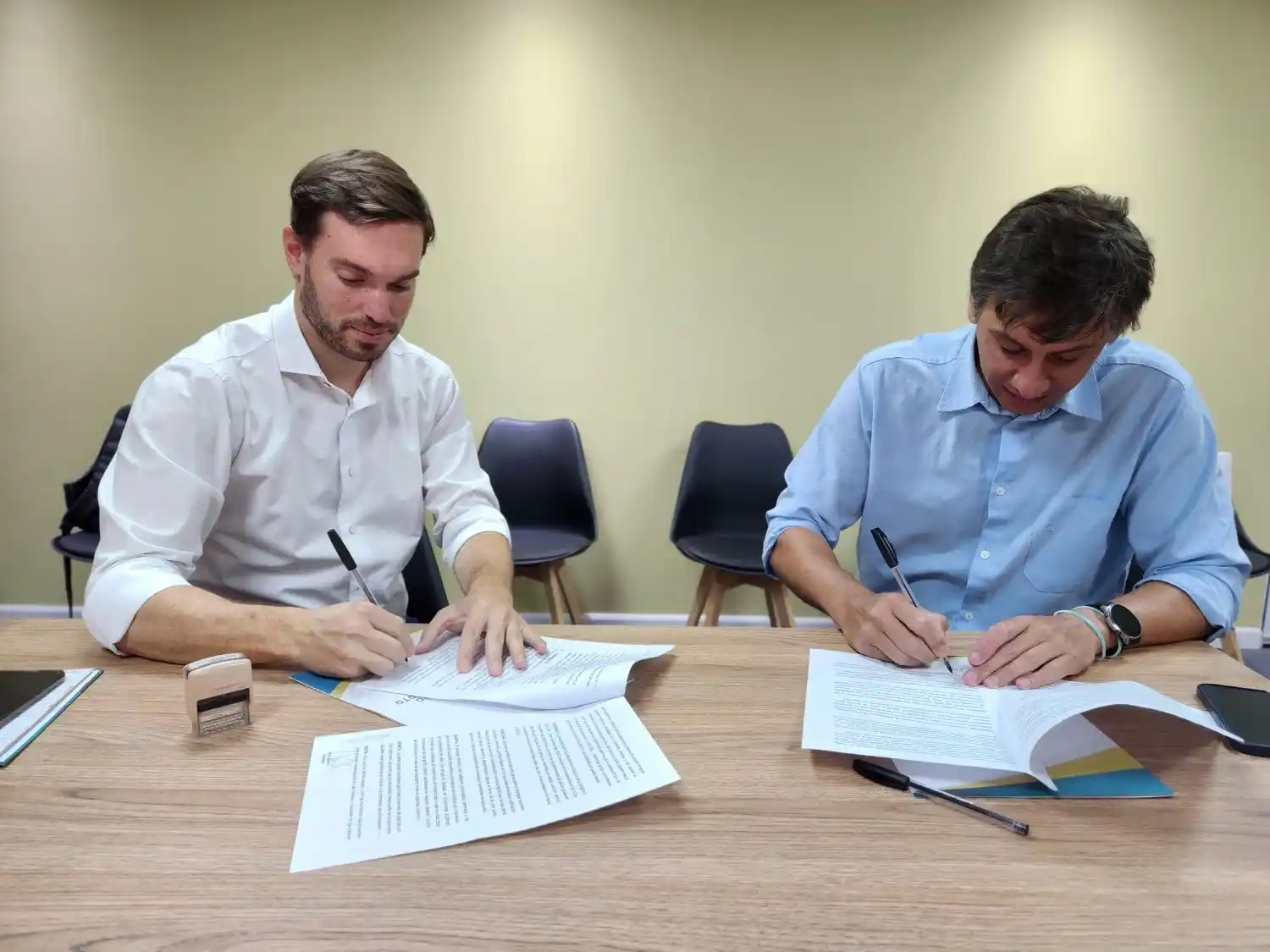 El intendente Franco Castellina y el gerente del Grupo Cooperativo Mutual Devoto, Agustín Benso, firmaron el histórico acuerdo